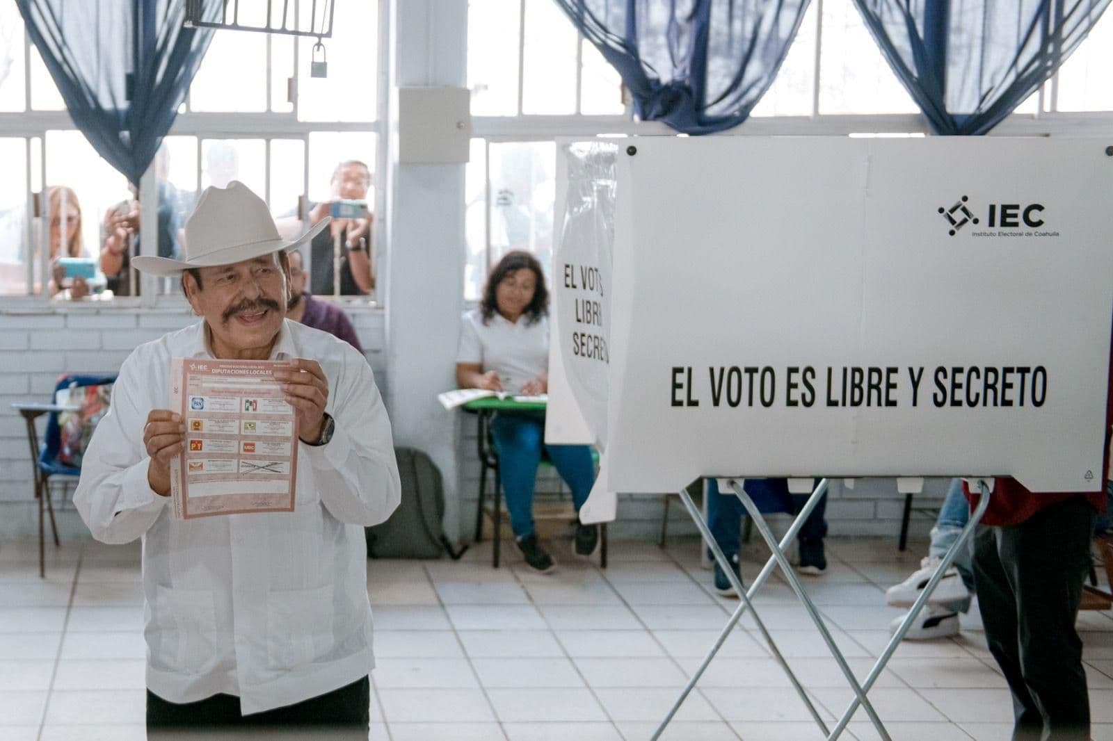Armando Guadiana Acude a Votar Confiado en Resultados