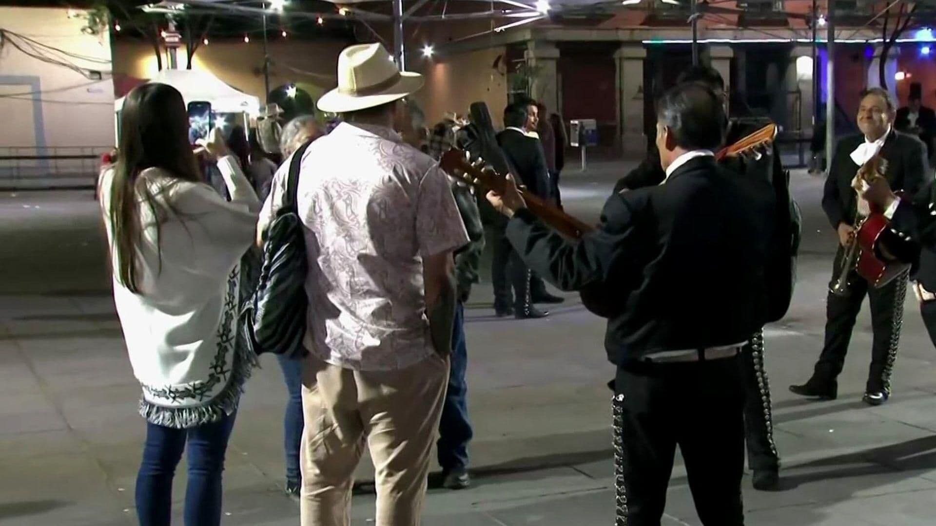 Familias Celebran el Día del Padre en la Plaza de Garibaldi, CDMX