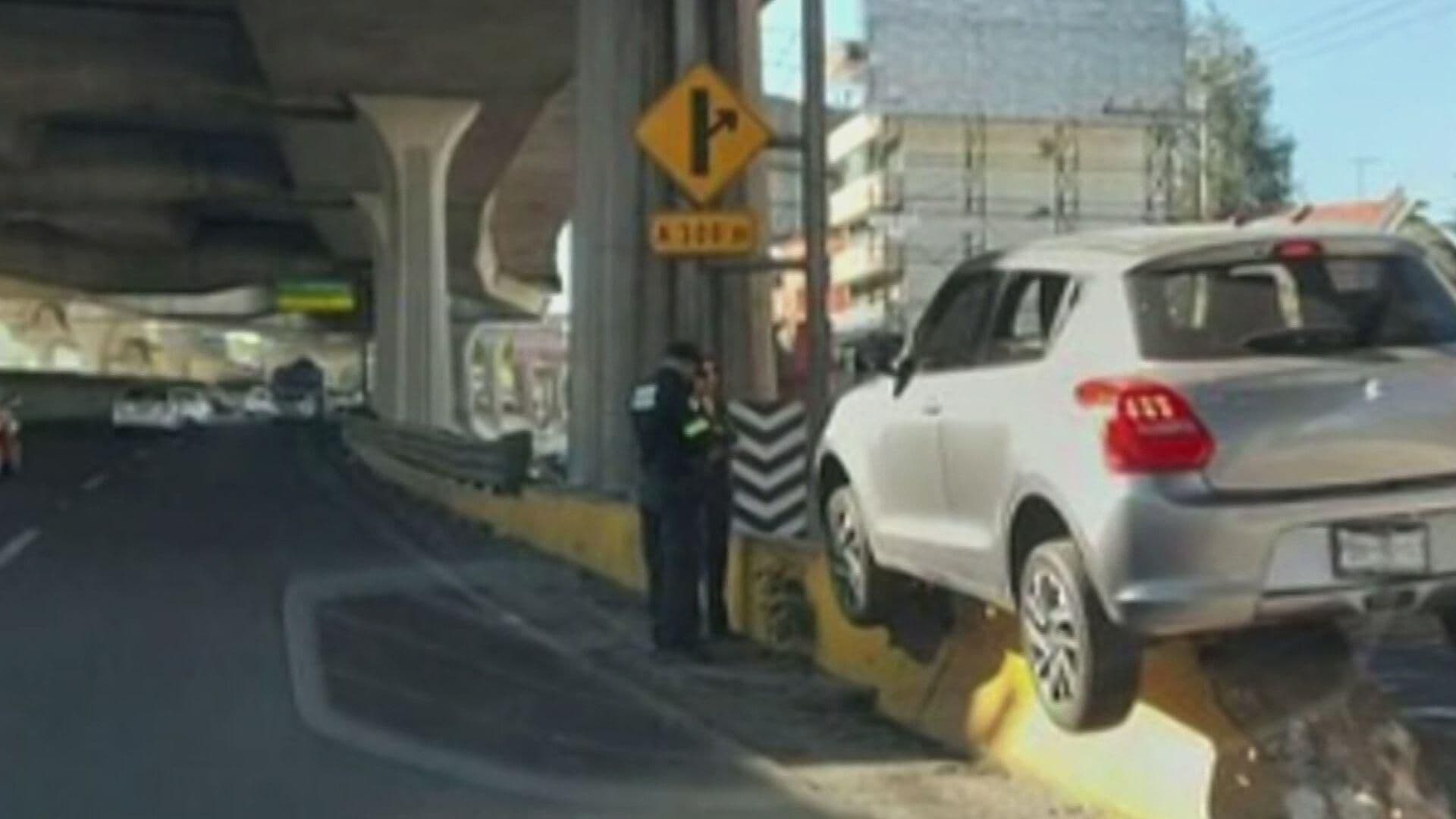 Coche Queda Atorado en Muro de Contención en Periférico Norte | Despierta