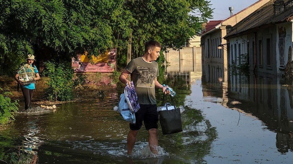 Rescatan a Civiles Varados tras Colapso de Presa en Jersón