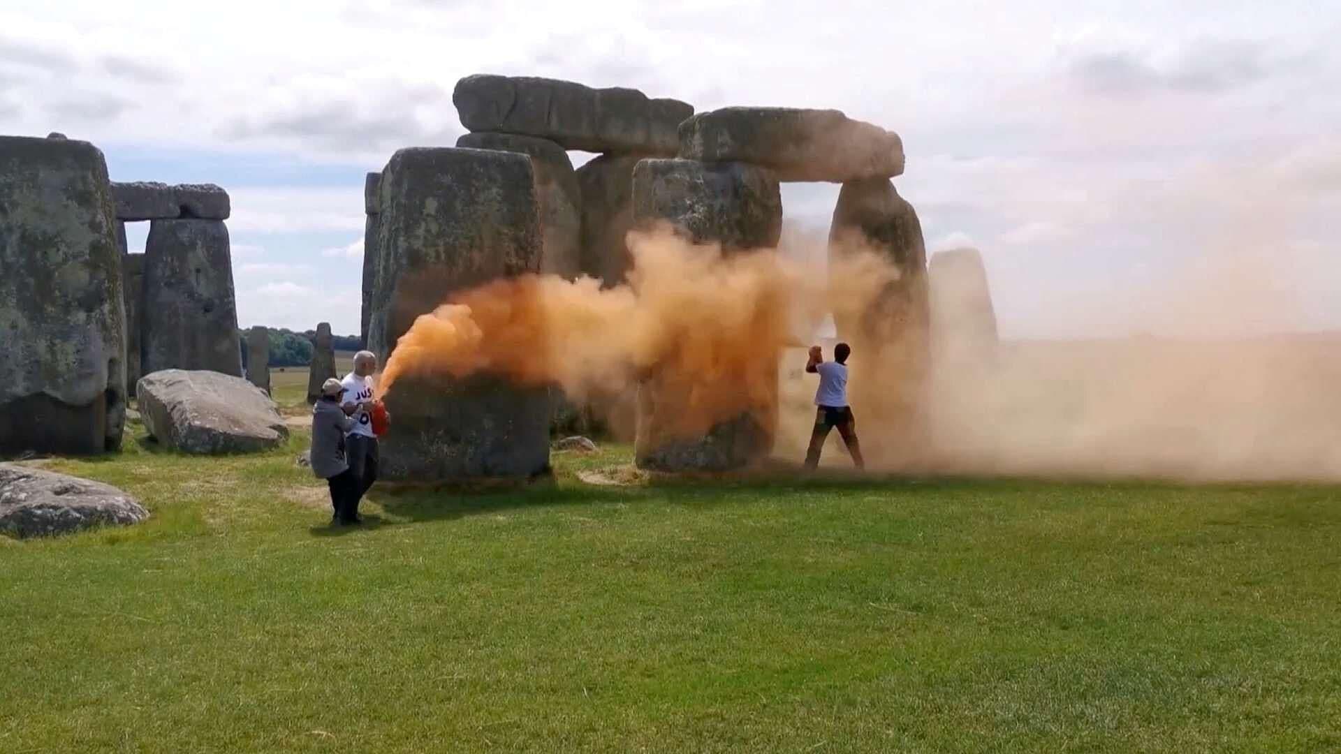 Activistas Pintan de Naranja Stonehenge, en Inglaterra
