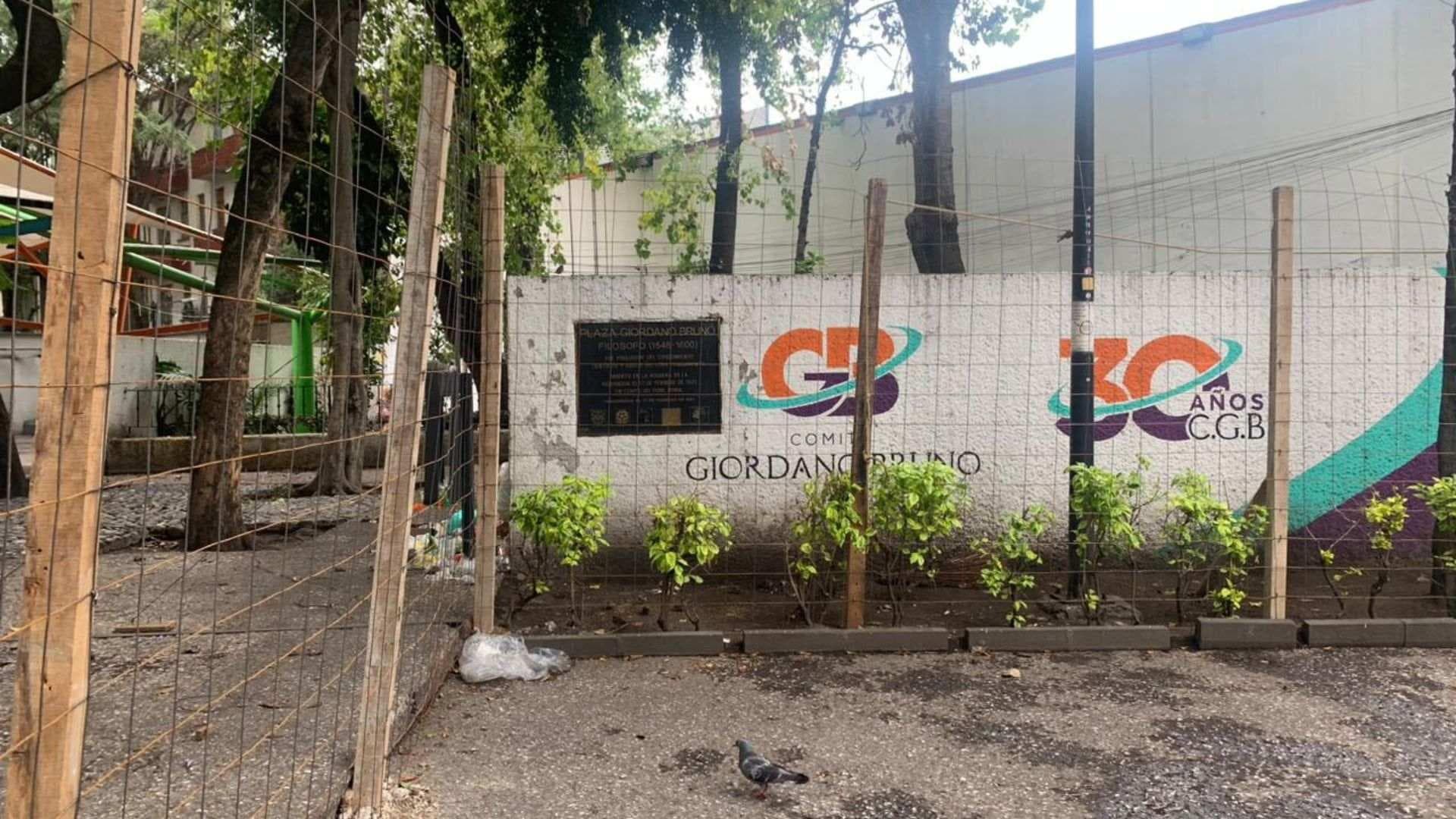 Cercan la Plaza Giordano Bruno, en CDMX, para Evitar Instalación de Carpas