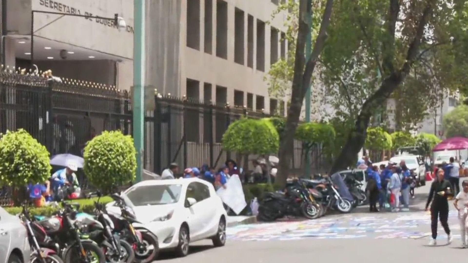Integrantes del Colectivo ‘No Más Presos Inocentes’ Protestan Afuera de Segob en CDMX