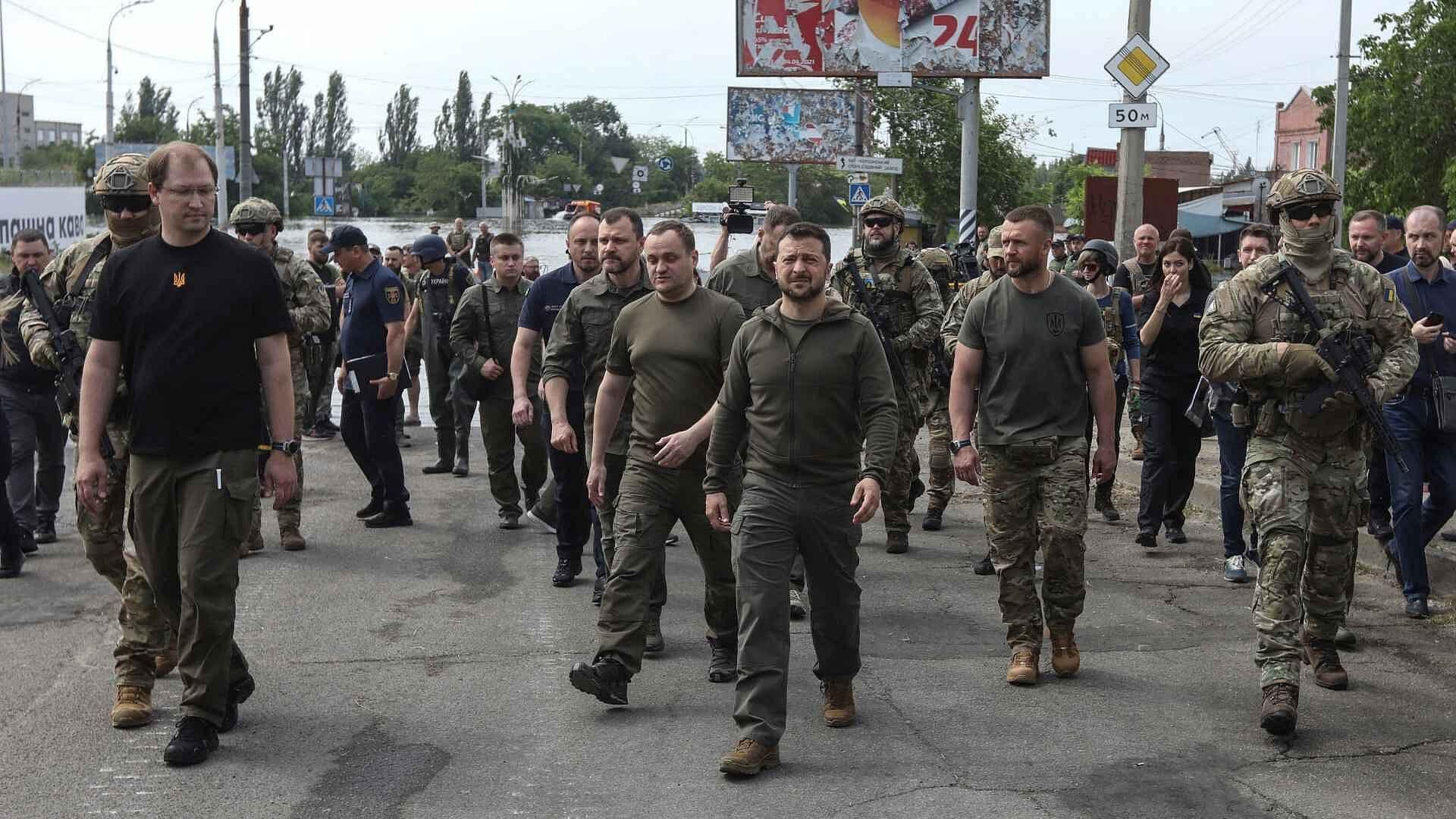 Volodímir Zelenski Visita Víctimas de Inundaciones en Jersón