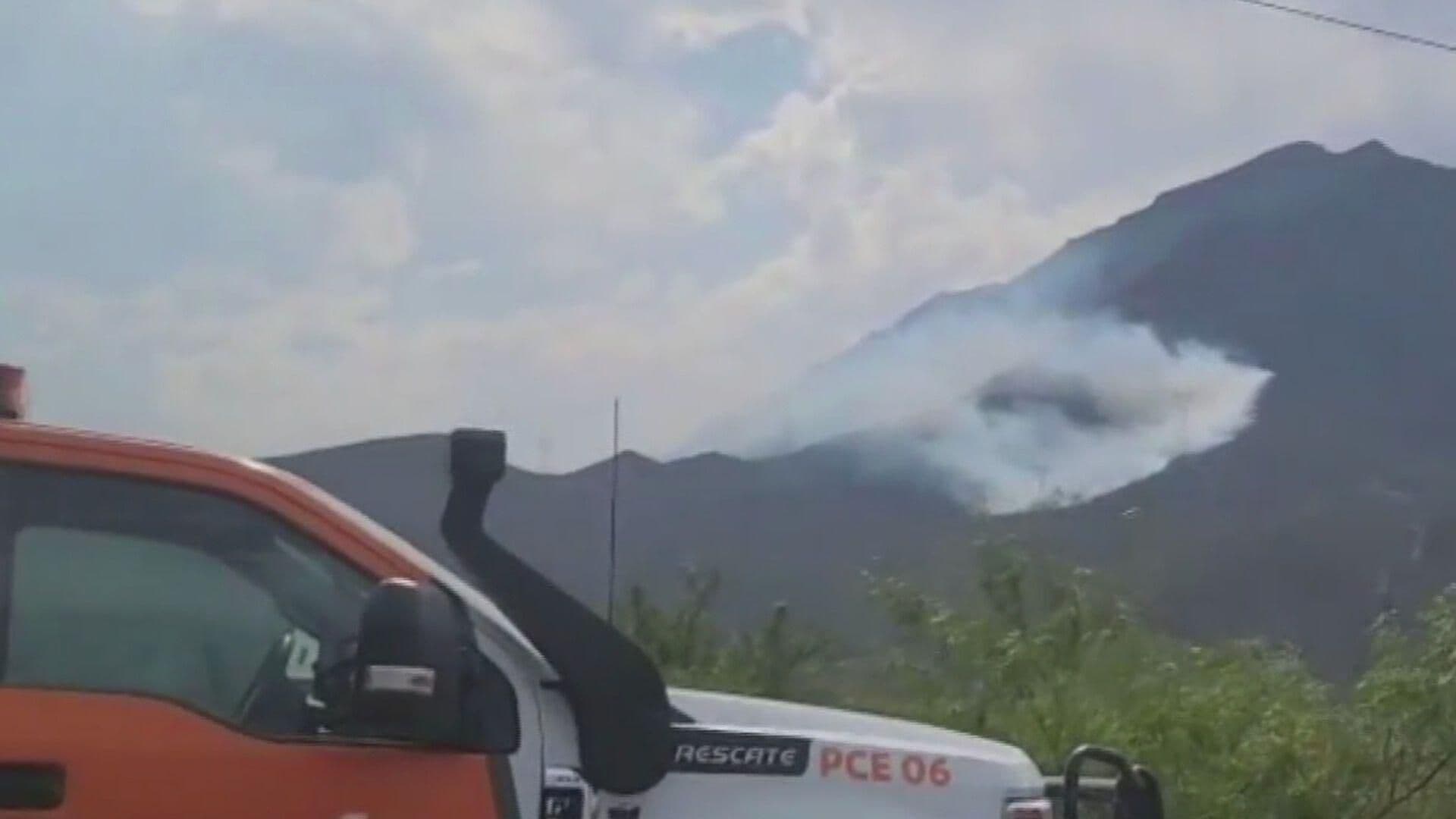 Combaten Incendio en Cerro Cerca de Carretera a Saltillo en García, Nuevo León