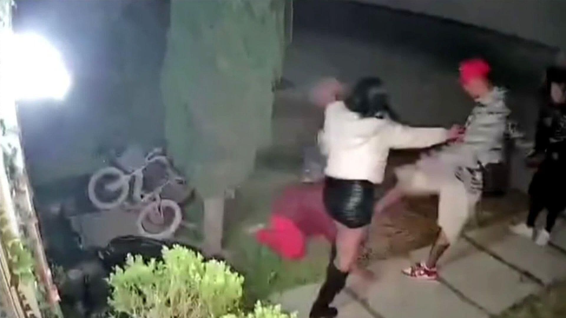 VIDEO: Jóvenes Golpena a Mujer en Tizayuca; Cámara Capta Agresión