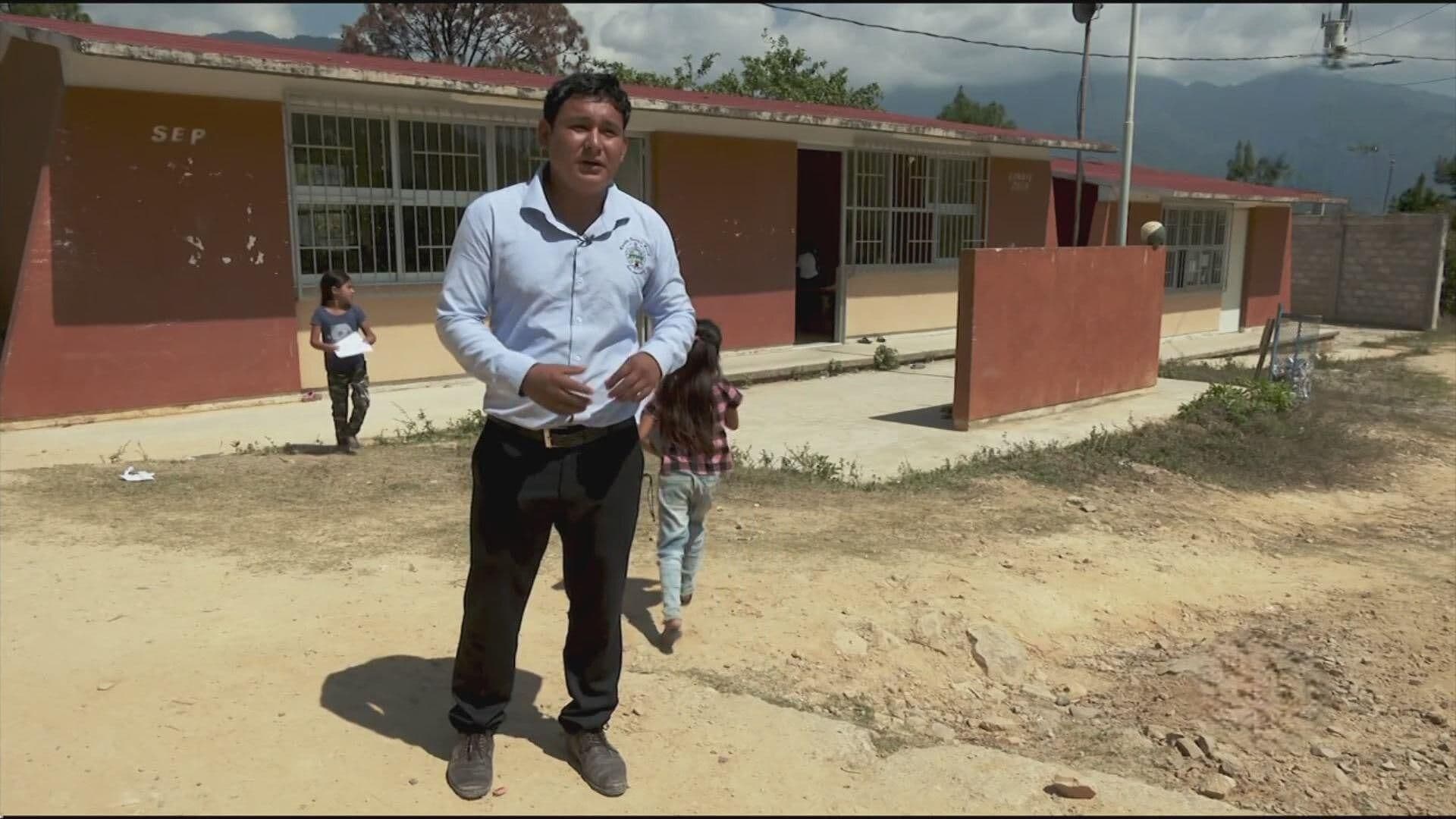 Así es la Labor del Único Profesor de Primaria en Loma Bonita, Metlatónoc en Guerrero