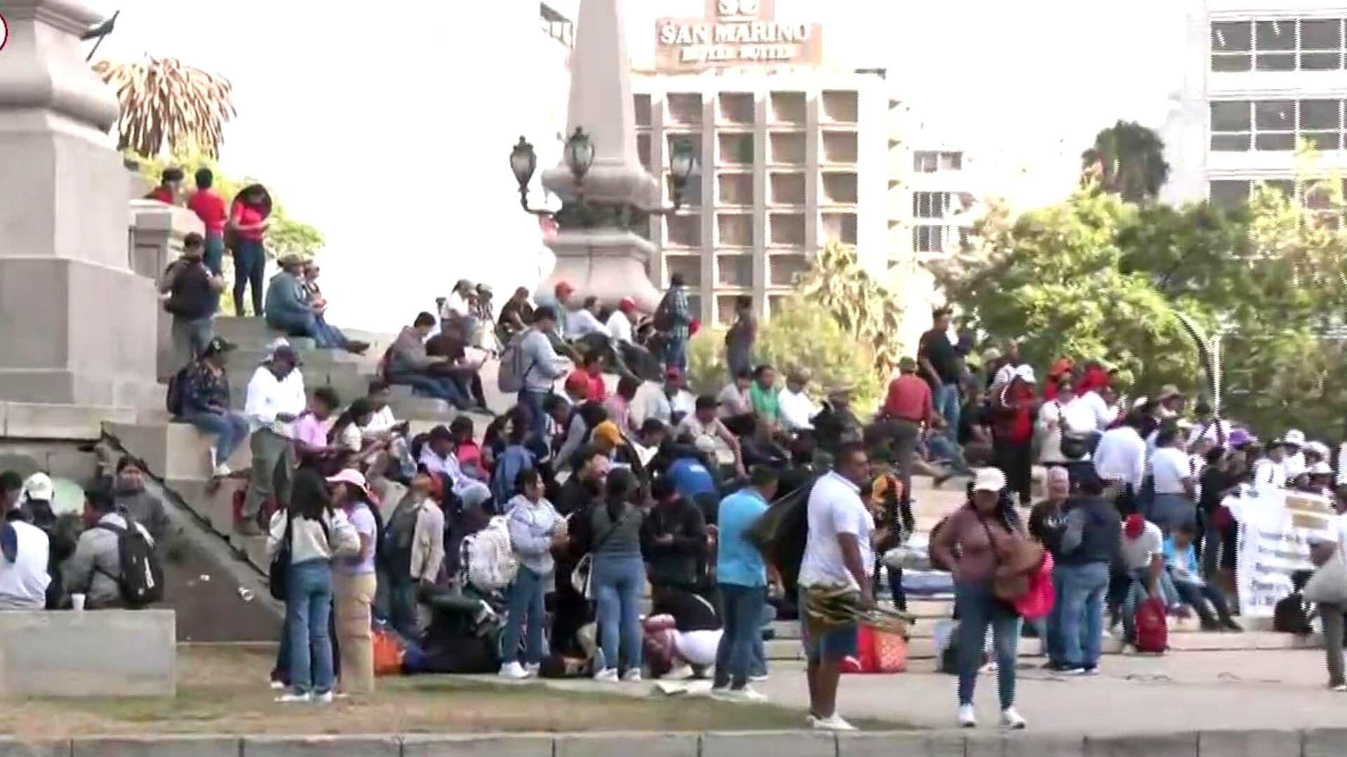 Maestros de la CNTE se Reúnen en el Ángel de la Independencia, CDMX