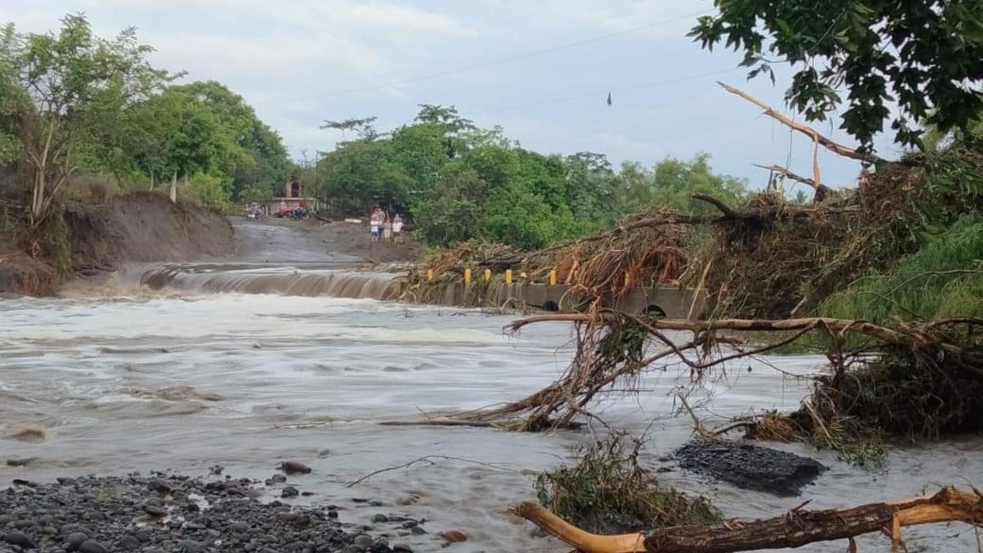 Reportan 2 Puentes Obstruidos en Soledad por Creciente del Río Limones