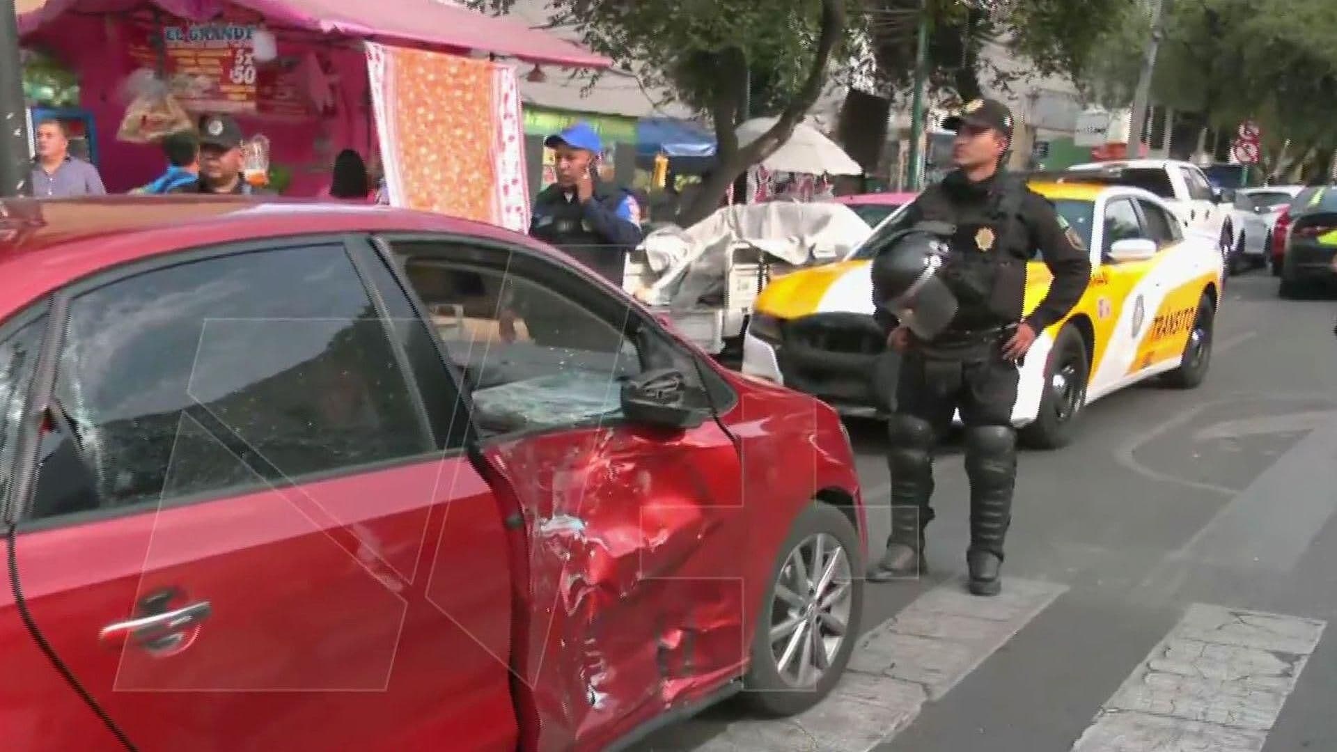 Dos Heridos Deja un Choque Múltiple en la Doctores, CDMX; Moto Deja 'Huella' en Carro