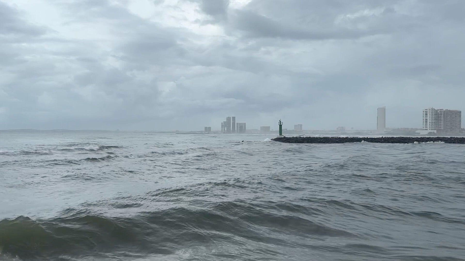 Agua Salada del Golfo de México Invade el Afluente del Río Jamapa en Veracruz