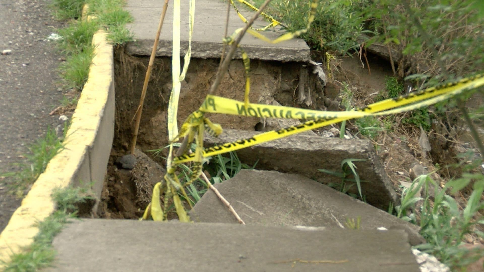 Peligro: Colapsa Banqueta por Lluvias en el Río Alseseca