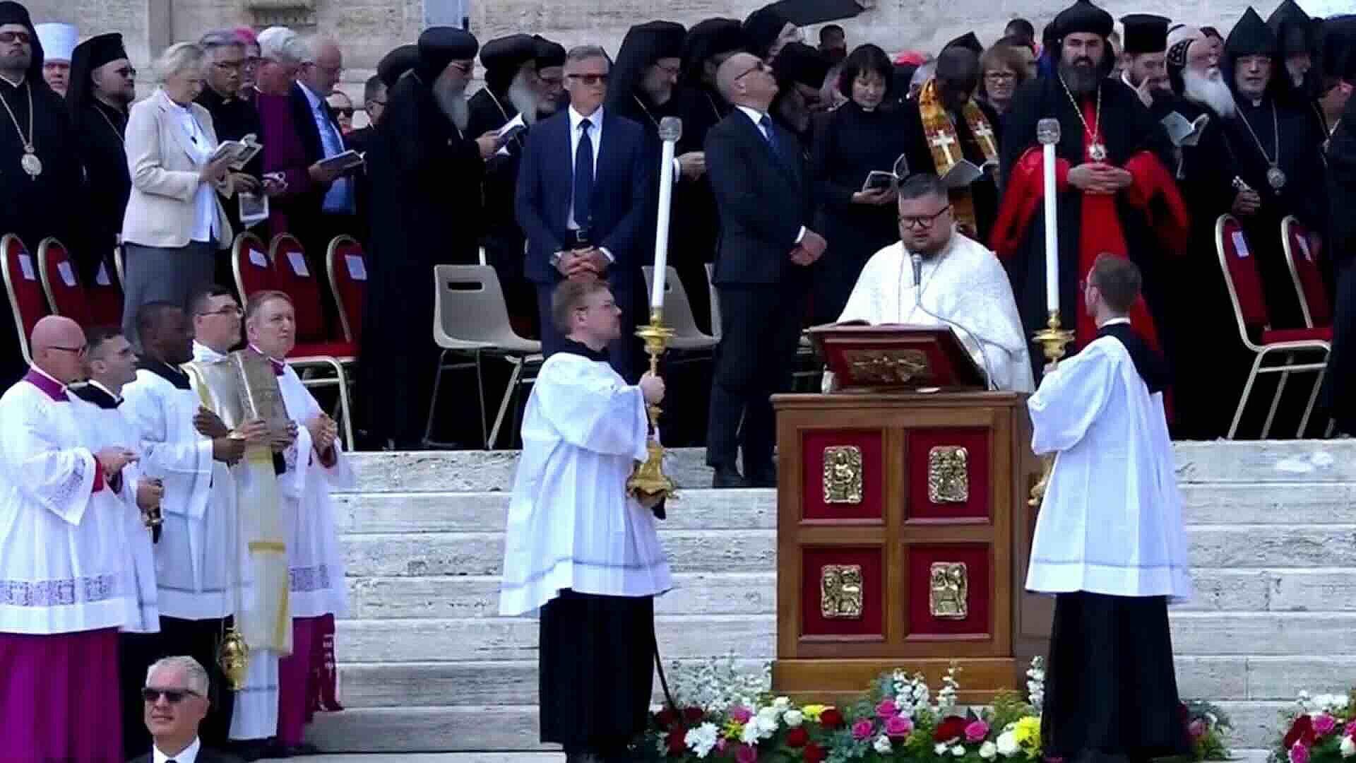El Evangelio de San Juan se Escuchó en Latín y Griego en la Primera Misa del Papa León XIV