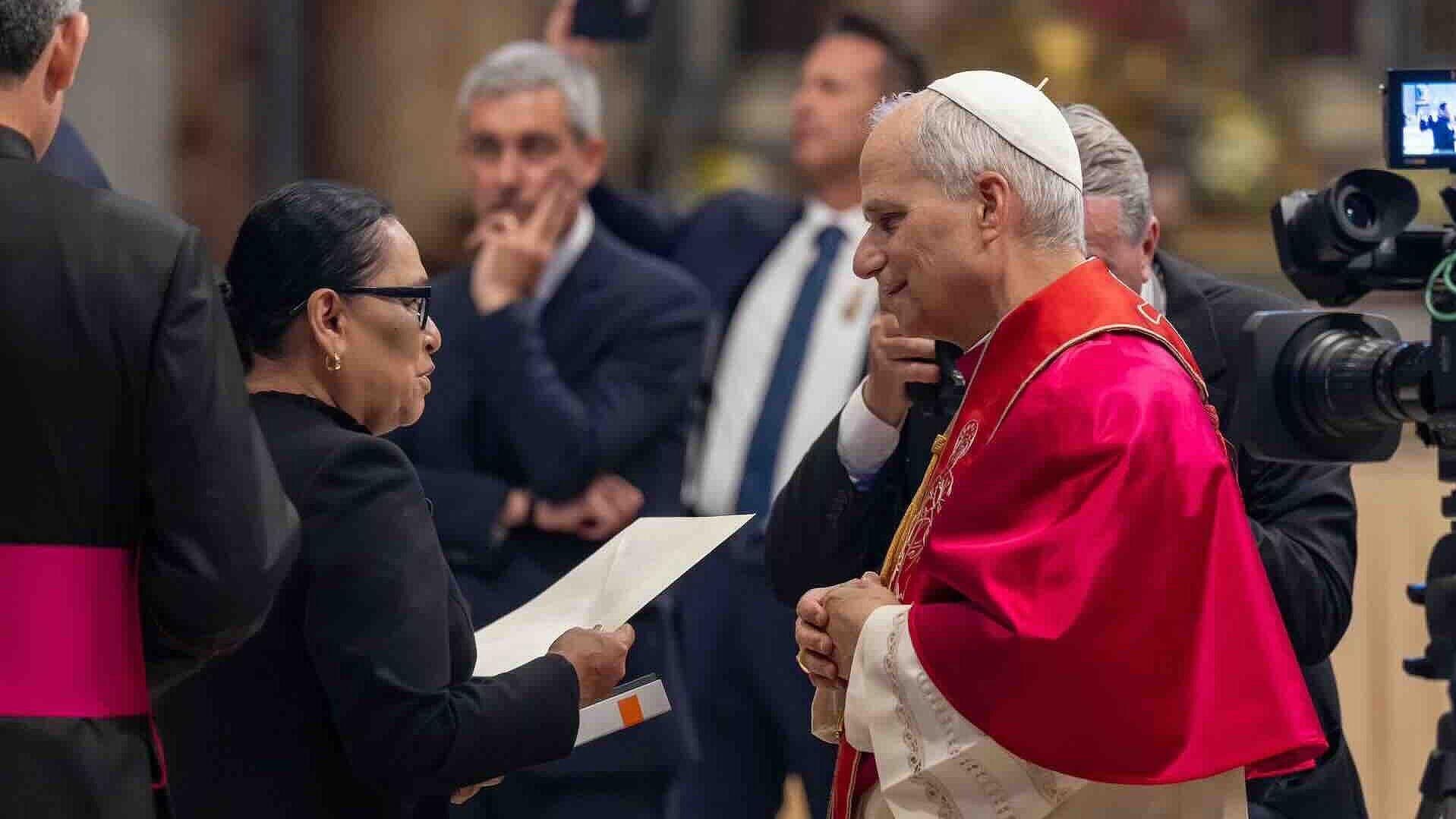 Rosa Icela Entregó Carta al Papa León XIV para Invitarlo a Visitar México