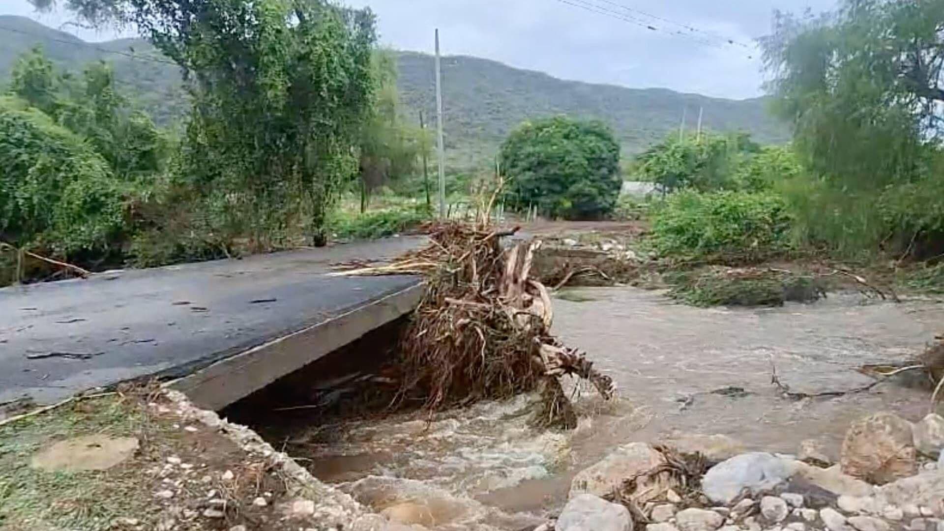 Acceso a Jalcomulco con Palizada por Crecida de Río Pescados