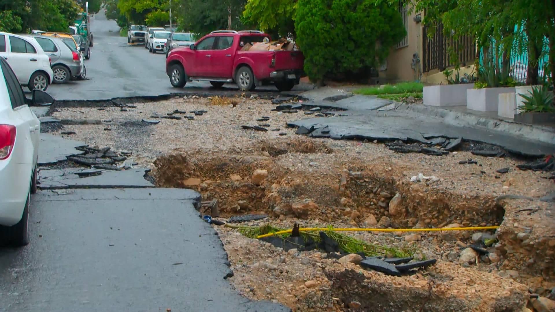 Deja "Alberto" Socavón y Baches en Colonia de Santa Catarina