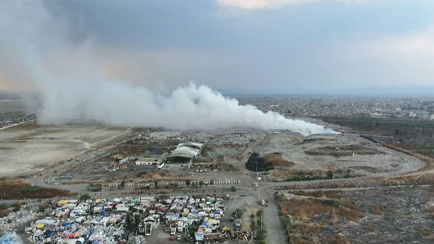 Reportan Fuerte Incendio en el Bordo de Xochiaca en Nezahualcóyotl, Edomex