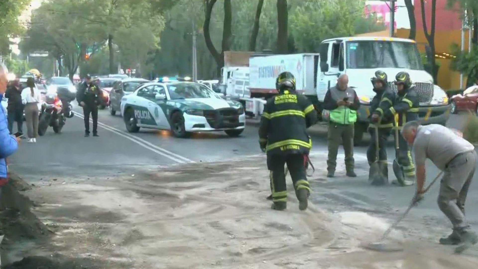 Bomberos Limpian Diésel Derramado por RTP en Mariano Escobedo, CDMX