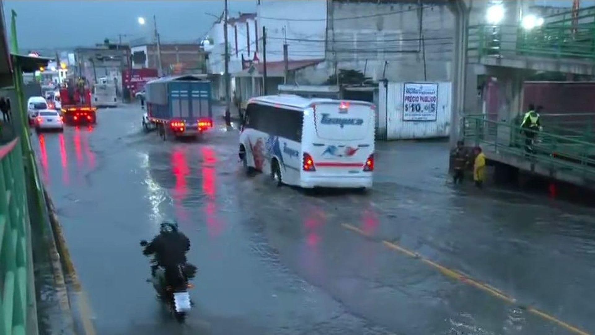 ¡Con Fuerza! Lluvia Provoca que Suspendan de Nuevo Mexibús en Ecatepec