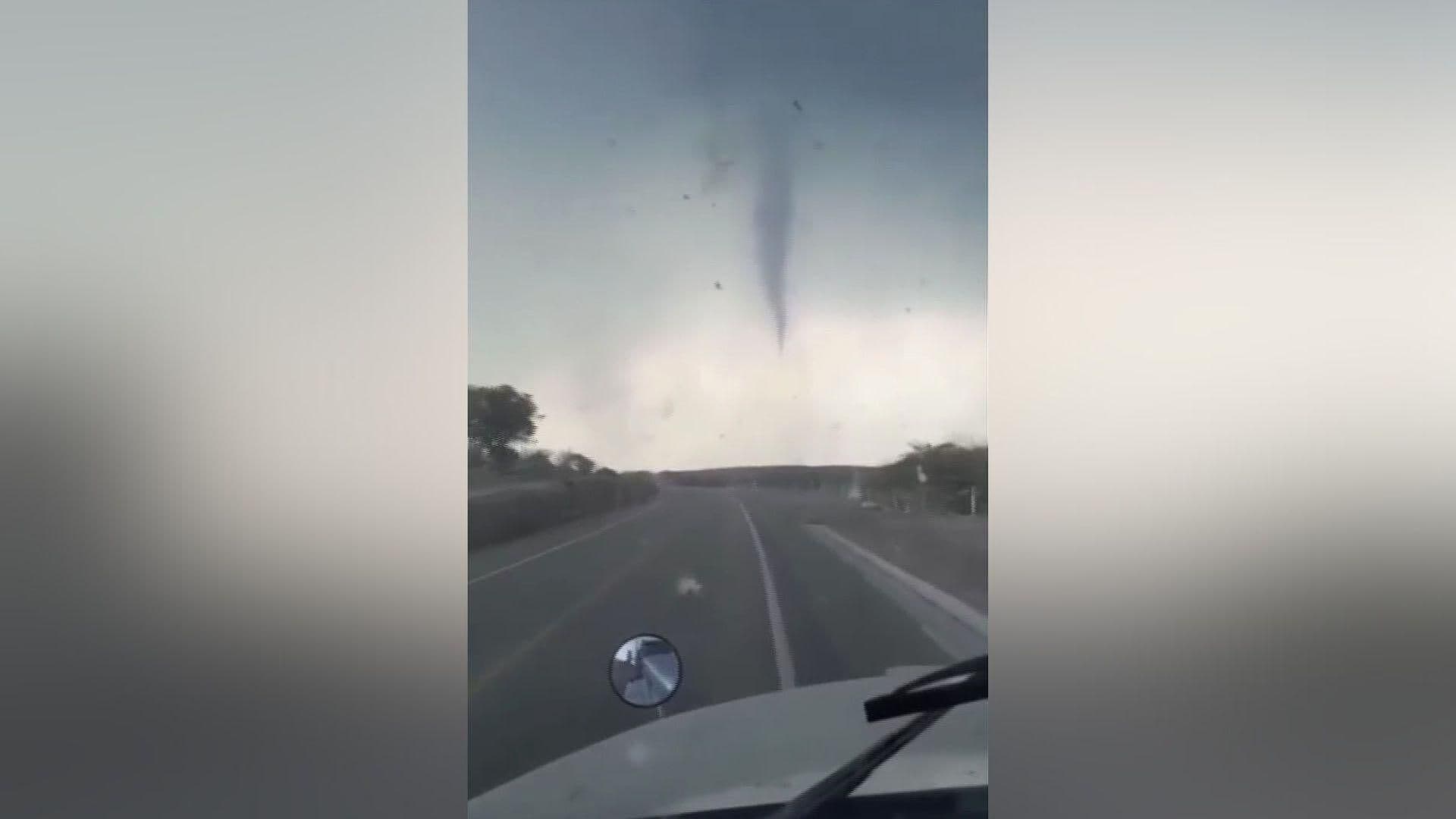 VIDEO: Impactante Tornado Sube al Cielo en Carretera González-Zaragoza, Tamaulipas
