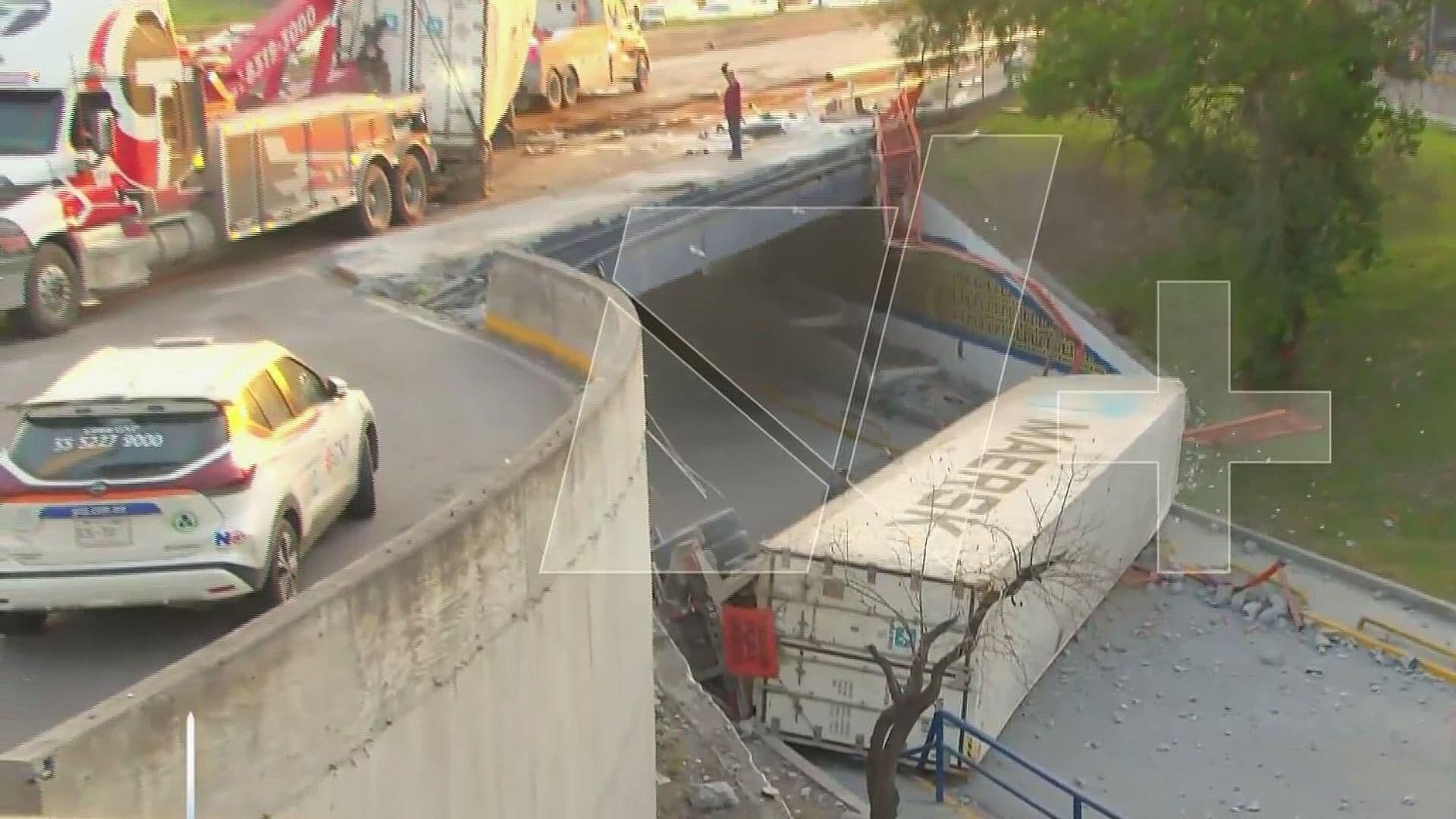 Vuelca Tráiler en San Nicolás de los Garza, NL; Hay Caos Vial en la Zona