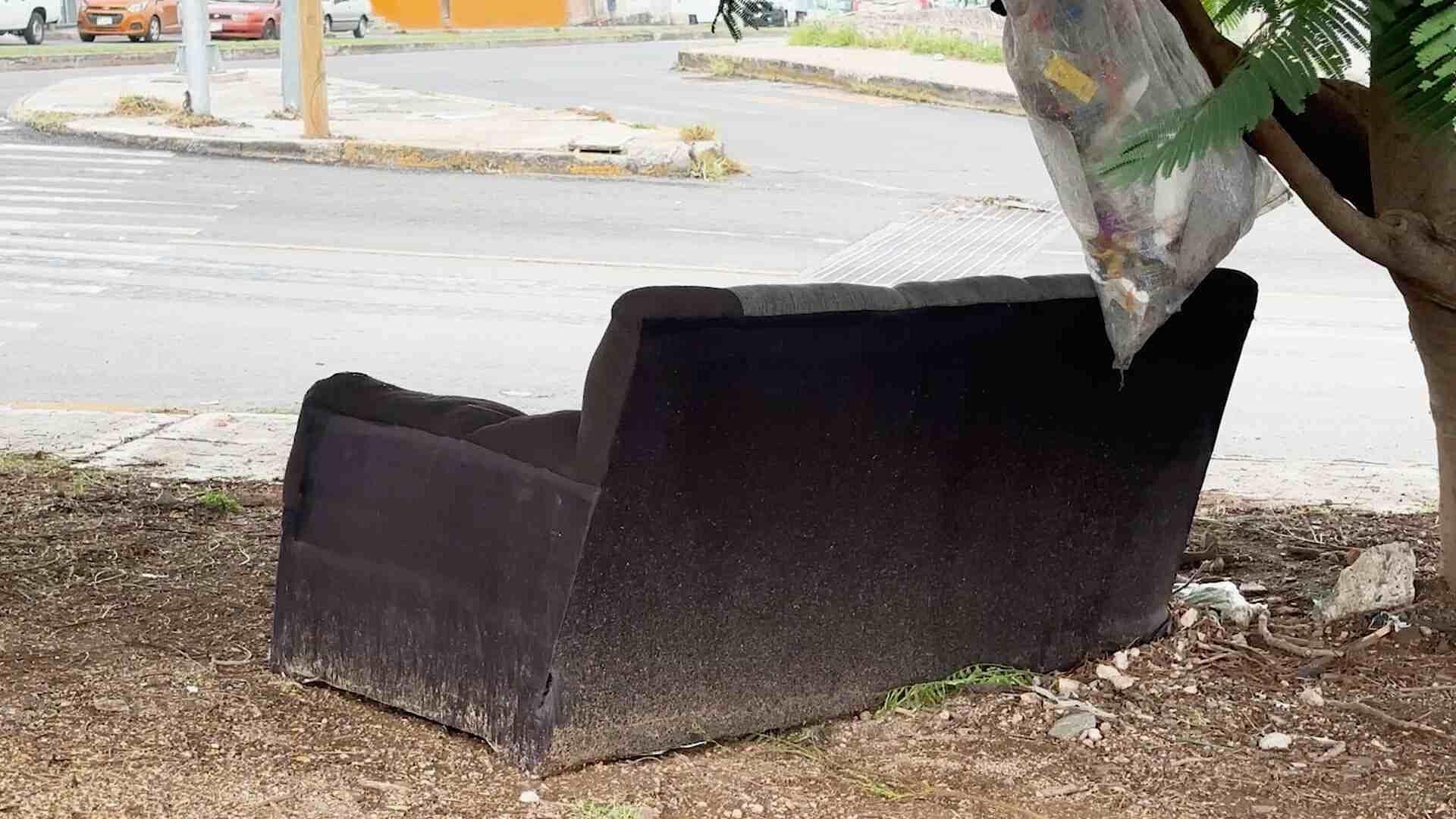 En Esquina de la Calle 4 y la 33 en Lomas de Casa Blanca Está un Sillón Abandonado