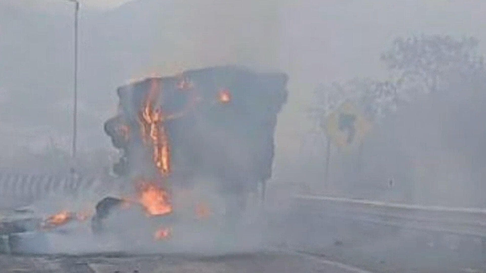 Tráiler Choca Contra Torton en Cumbres de Maltrata; Una de las Unidades se Incendió
