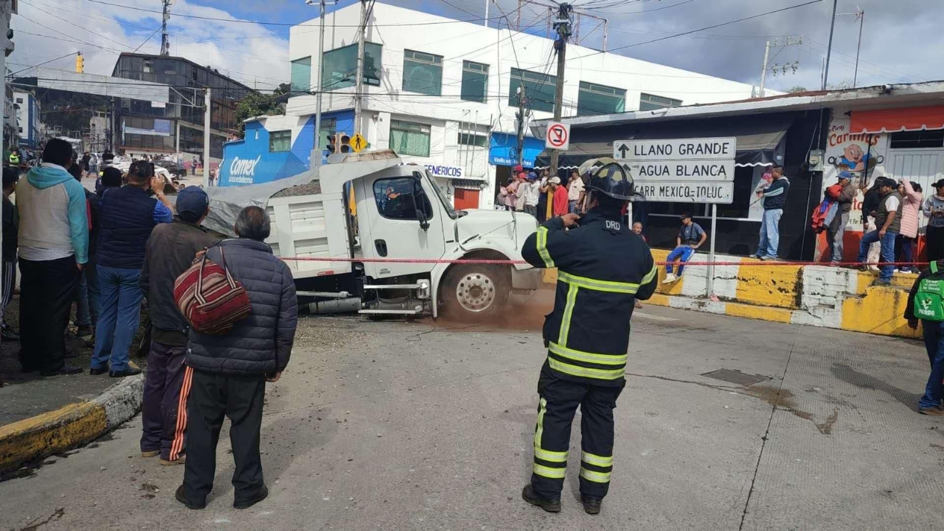 Camión de Volteo se Queda sin Frenos y Provoca Aparatoso Accidente en ...