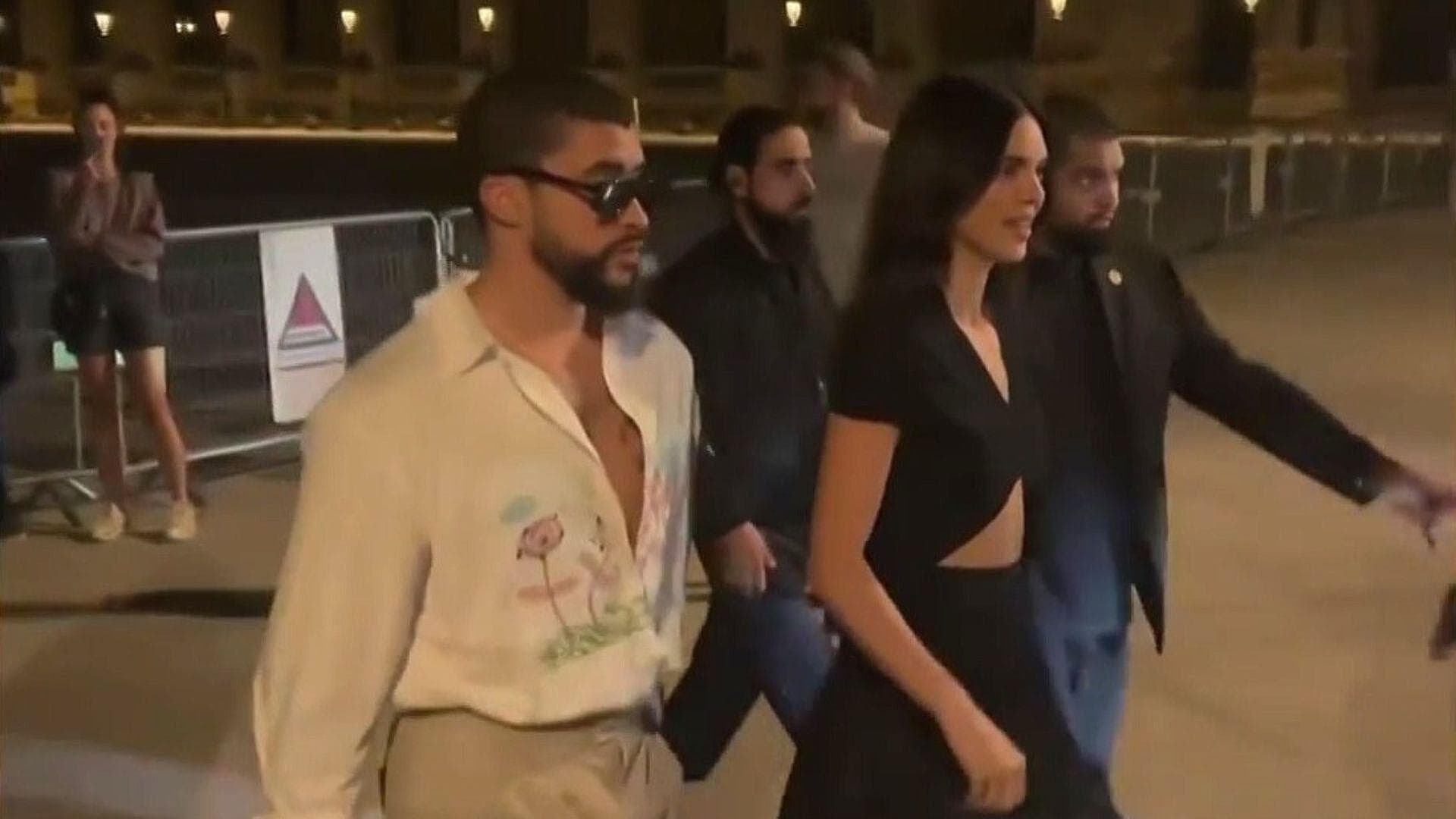 Bad Bunny y Kendall Jenner Tienen Cita Romántica a Media Noche, en Louvre