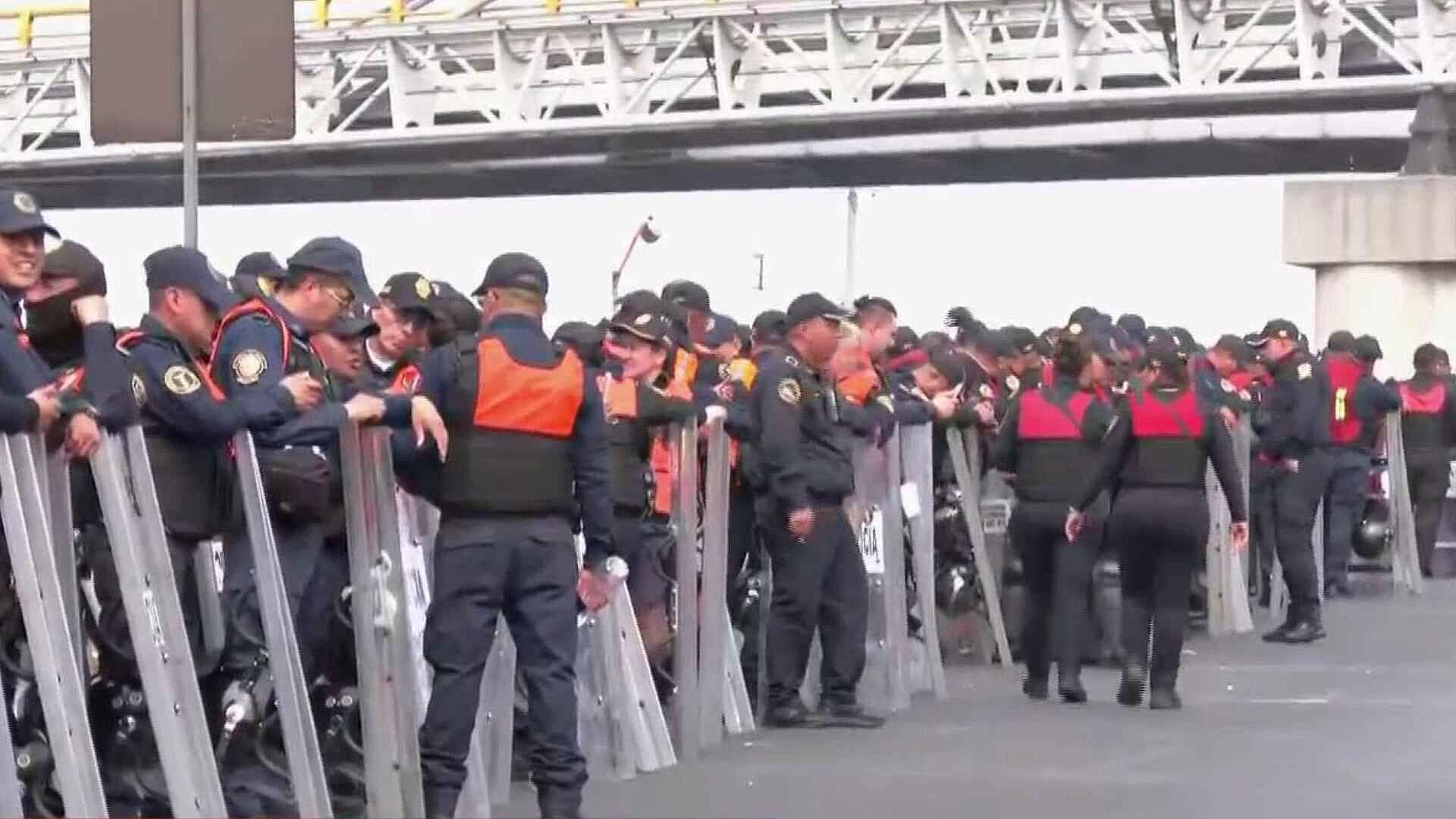 Maestros de la CNTE se Dirigen al AICM; SSC Mantiene Resguardo en la T1