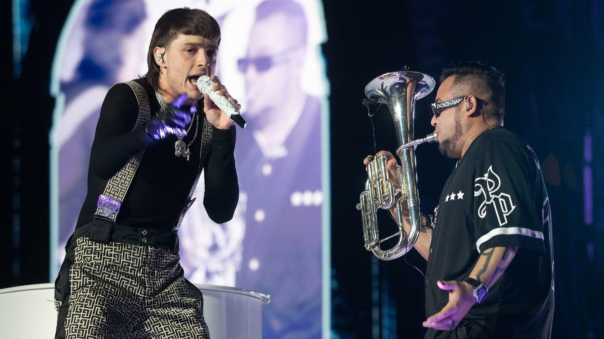 Peso Pluma Confirma Romance con Kenia Os; Así Demostraron su Amor Durante Concierto en EUA