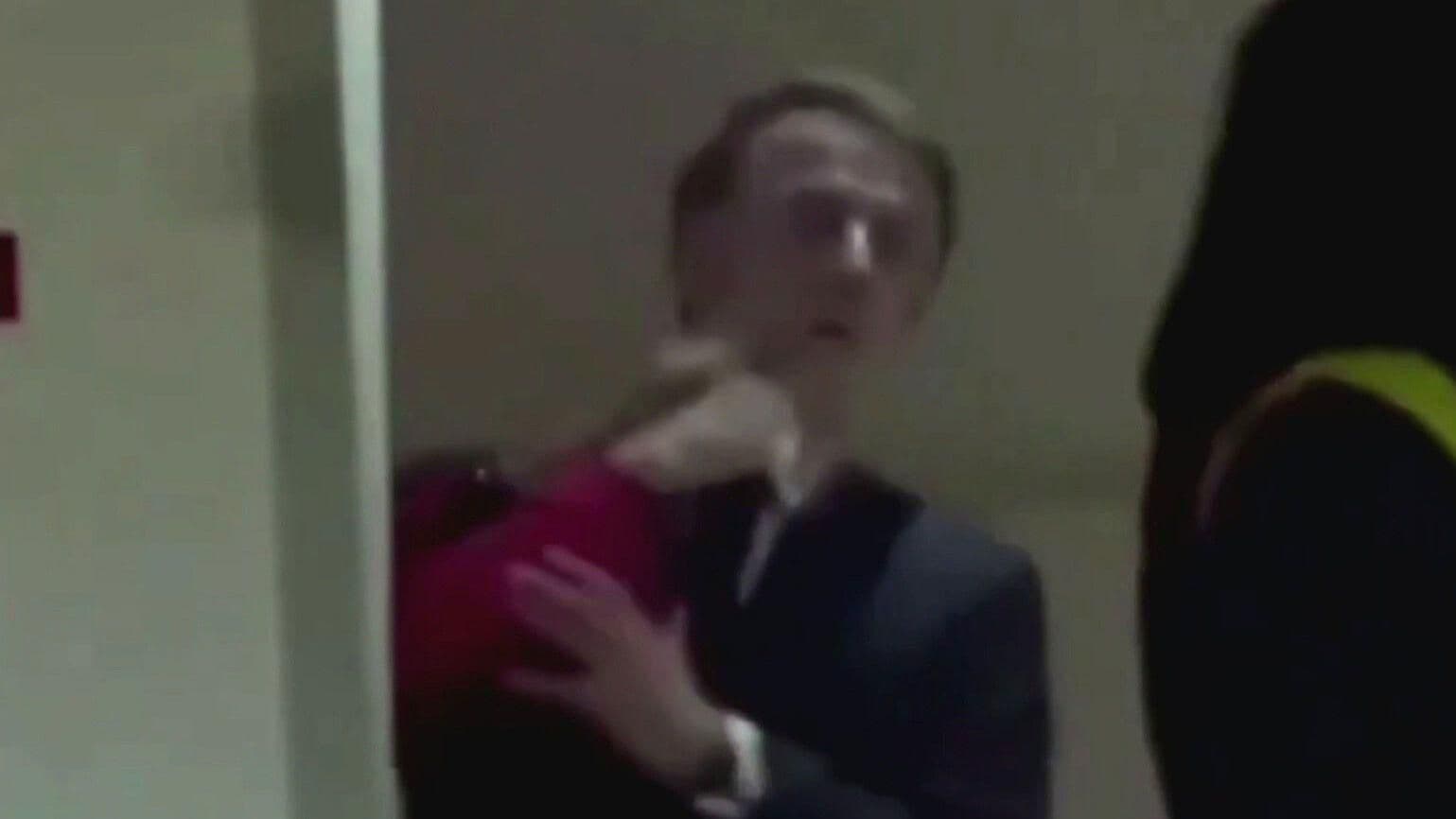 VIDEO: Momento en Que Dan Manotazo en la Cara a Emmanuel Macron