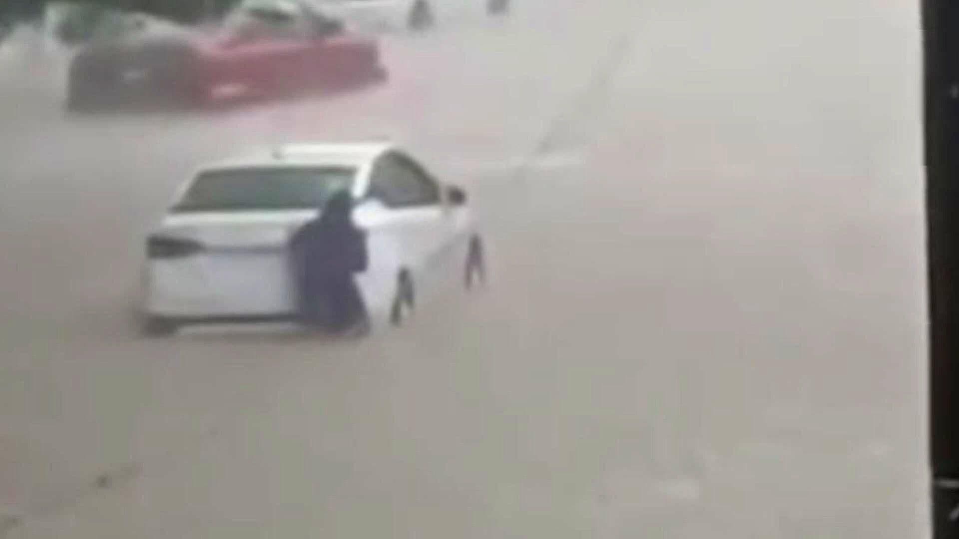 Taxista Queda Atrapado en Inundación en San Cristóbal de las Casas; Corriente Arrastra su Auto