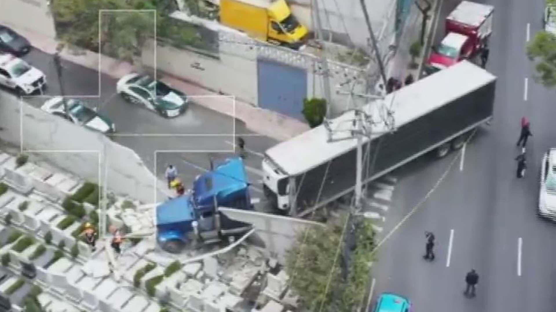 Desde el Aire: Tráiler se Impacta contra Barda de Panteón en la Miguel Hidalgo, CDMX