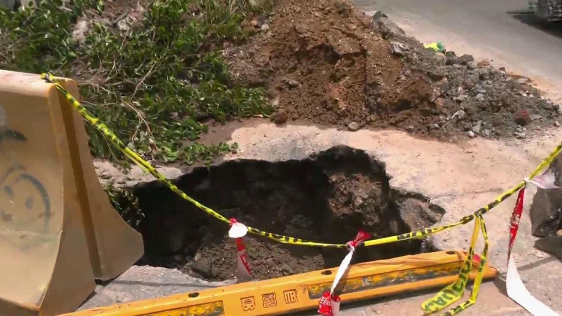 Se Abre Peligroso y Profundo Socavón en la Colonia Lindavista; Aquí se Ubica