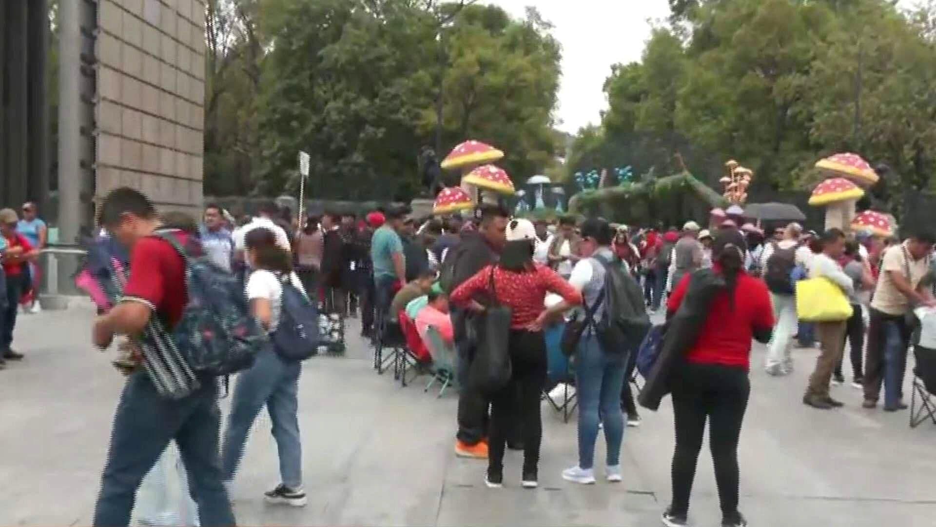 Maestros de la CNTE se Concentran en la Estela de Luz