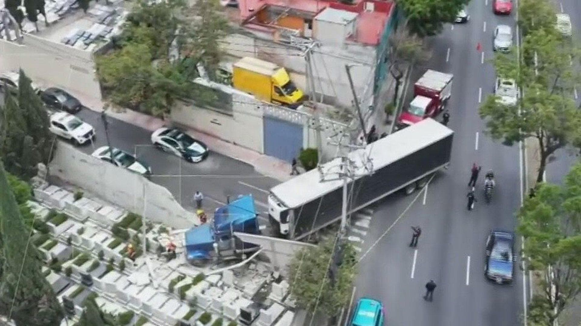 Siguen Maniobras para Retirar Tráiler que Chocó contra Barda de Panteón en Constituyentes