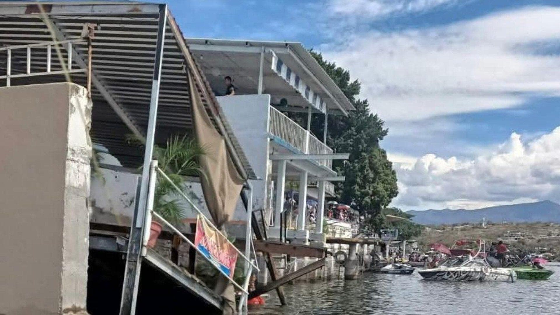 VIDEO: Colapsa Muelle en Tequesquitengo; Personas Caen al Lago