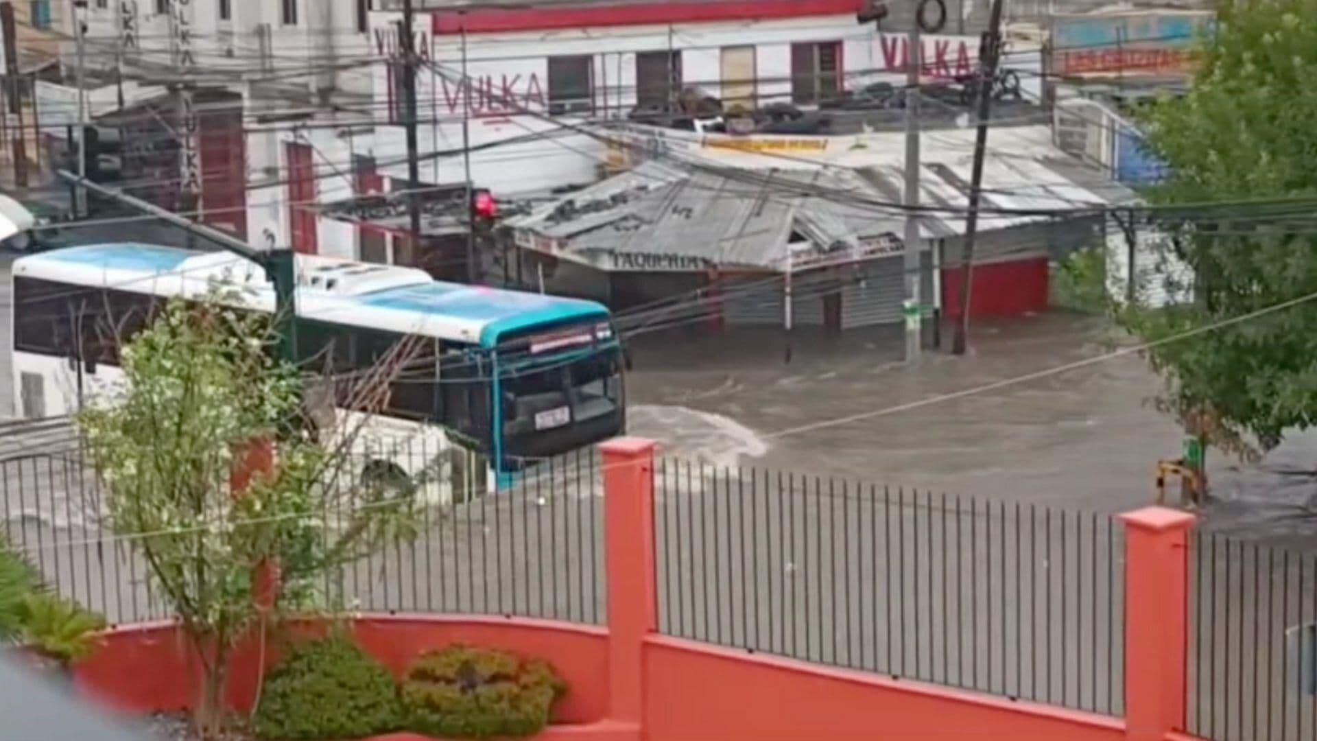 Lluvia Causa Inundación en el Cruce de la Estanzuela, en el Sur de Monterrey