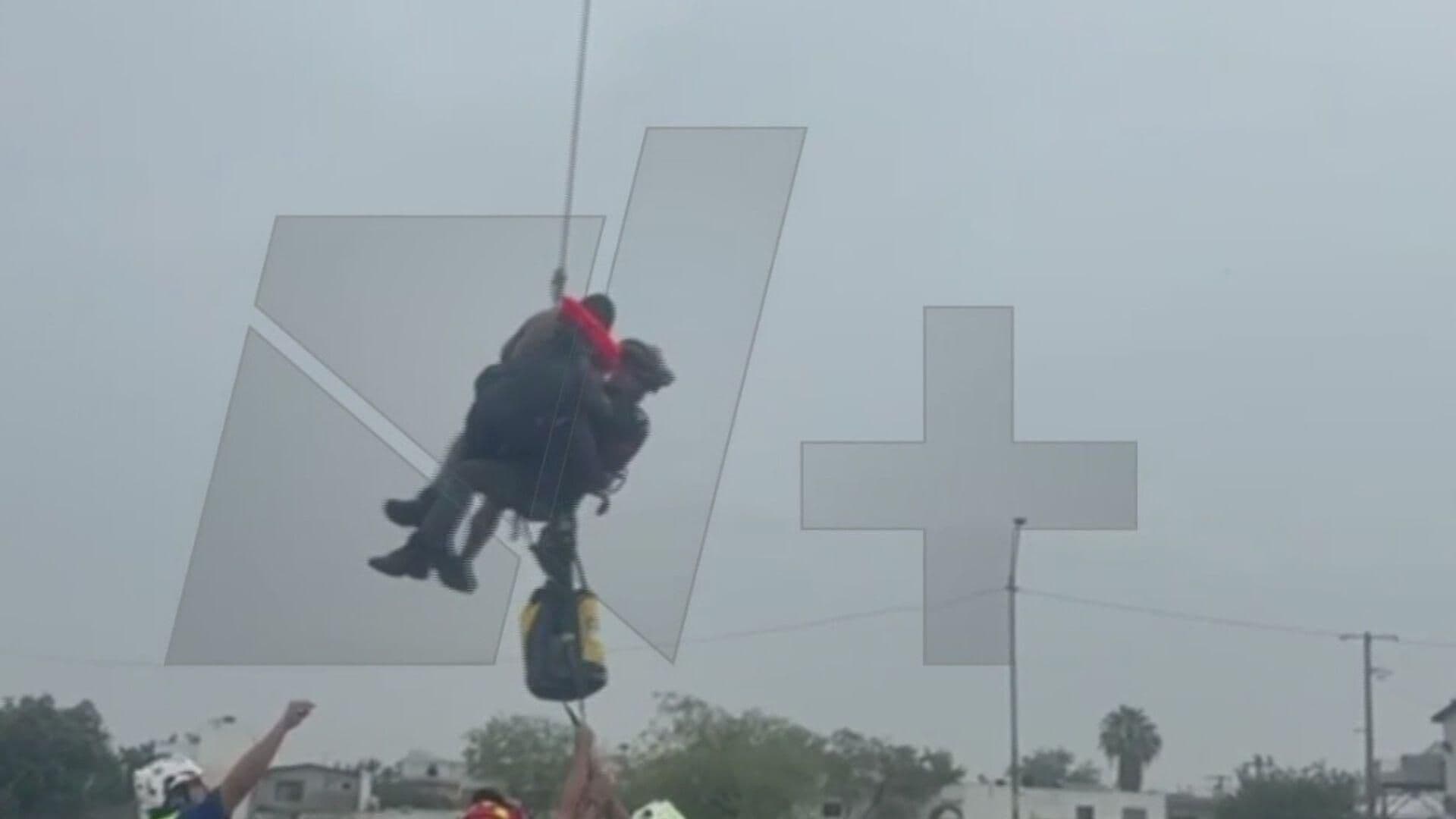 Rescatan a Hombre Atrapado en la Corriente del Arroyo Topo Chico, en Nuevo León