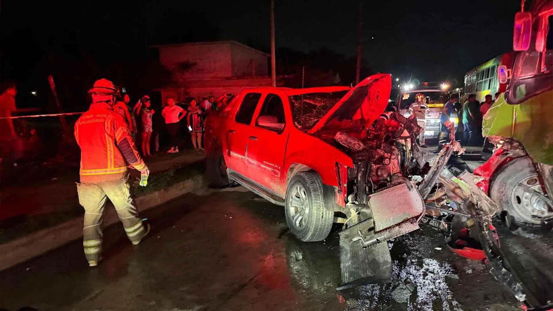 Choque en 'La Pedrera' de Altamira Deja un Hombre Prensado en Camioneta