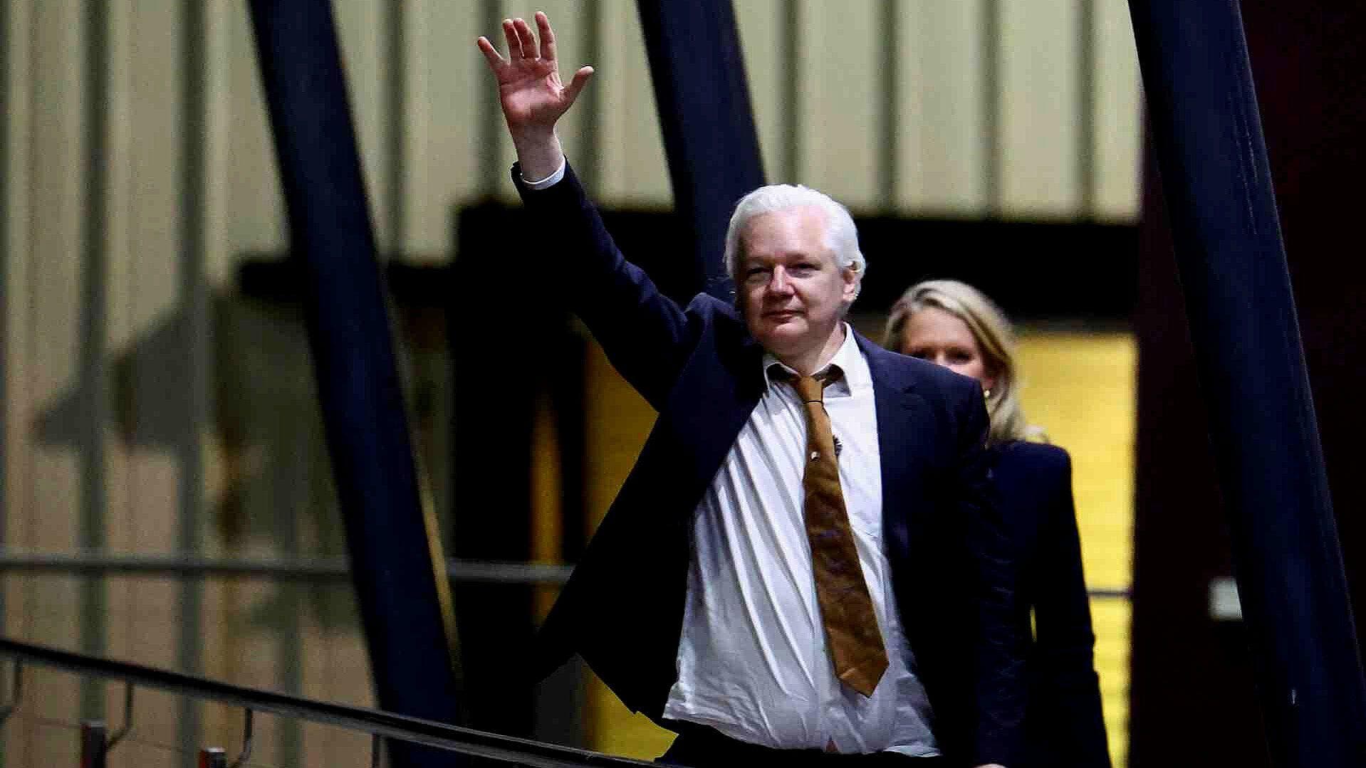 Julian Assange Recupera la Libertad Tras Acuerdo Judicial en Estados Unidos