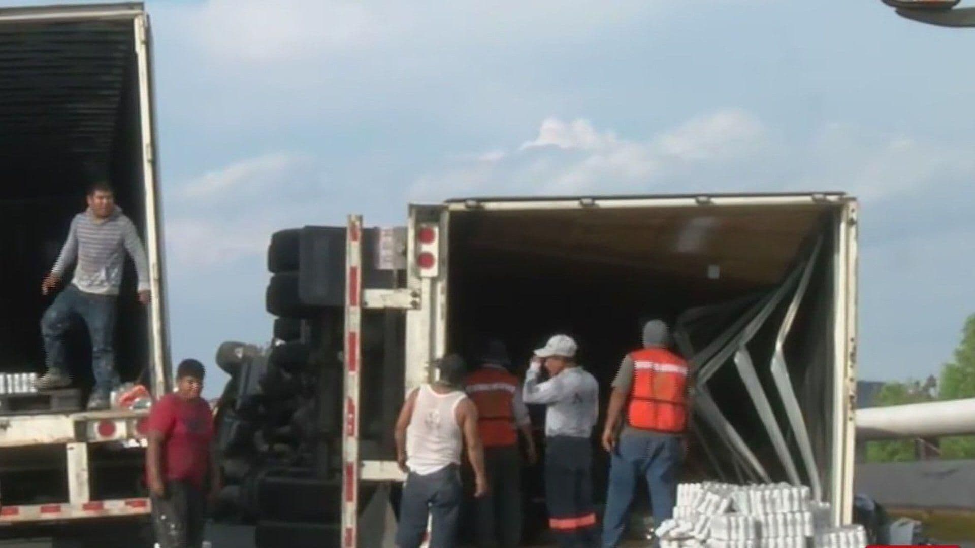 Vuelca Tráiler Cargado de Cerveza en Gaza de Morones Prieto, NL