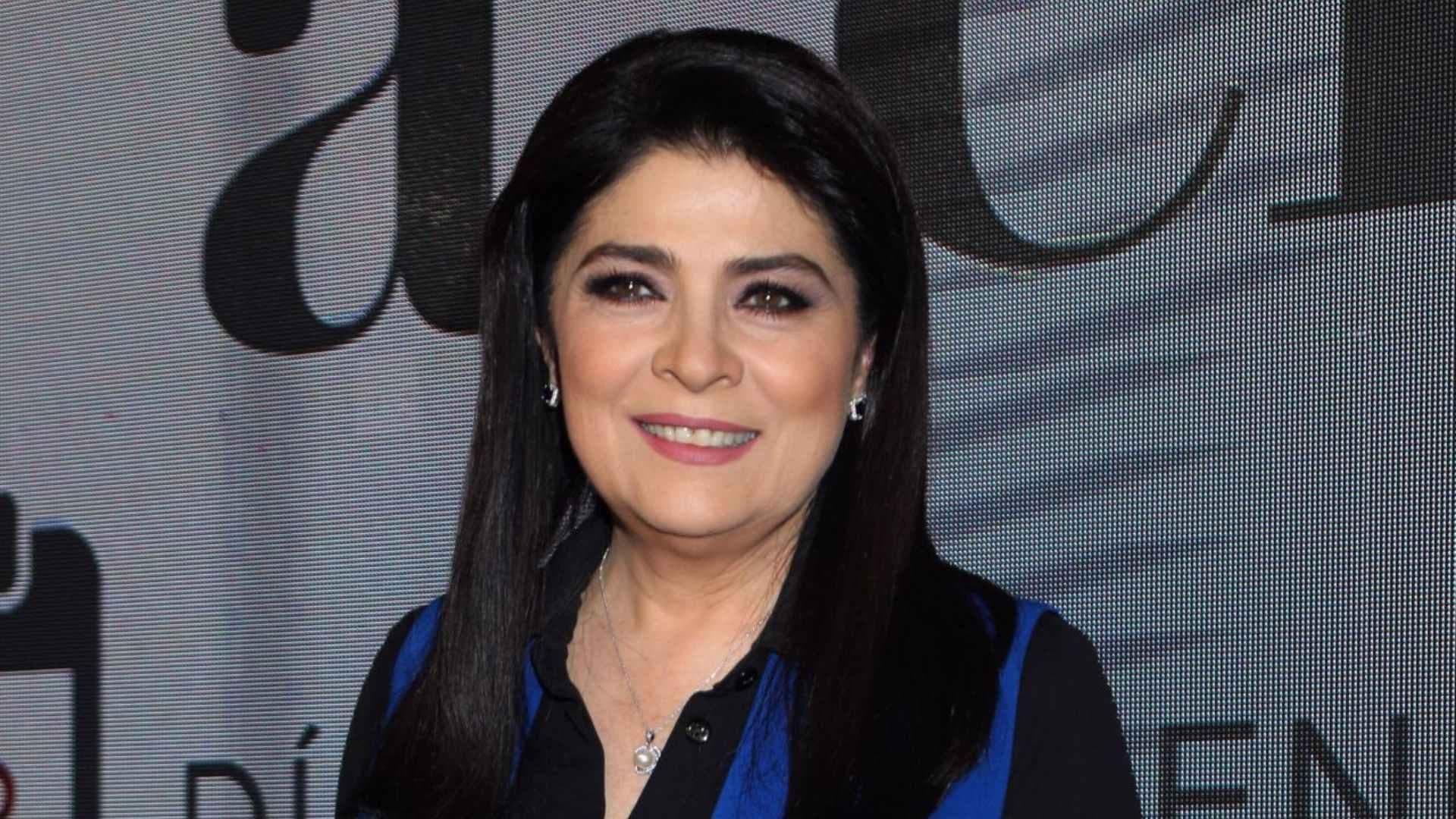 Le Llevan las Mañanitas a Victoria Ruffo en Pleno Teatro, y la Sorprenden con su Nieta Tessa