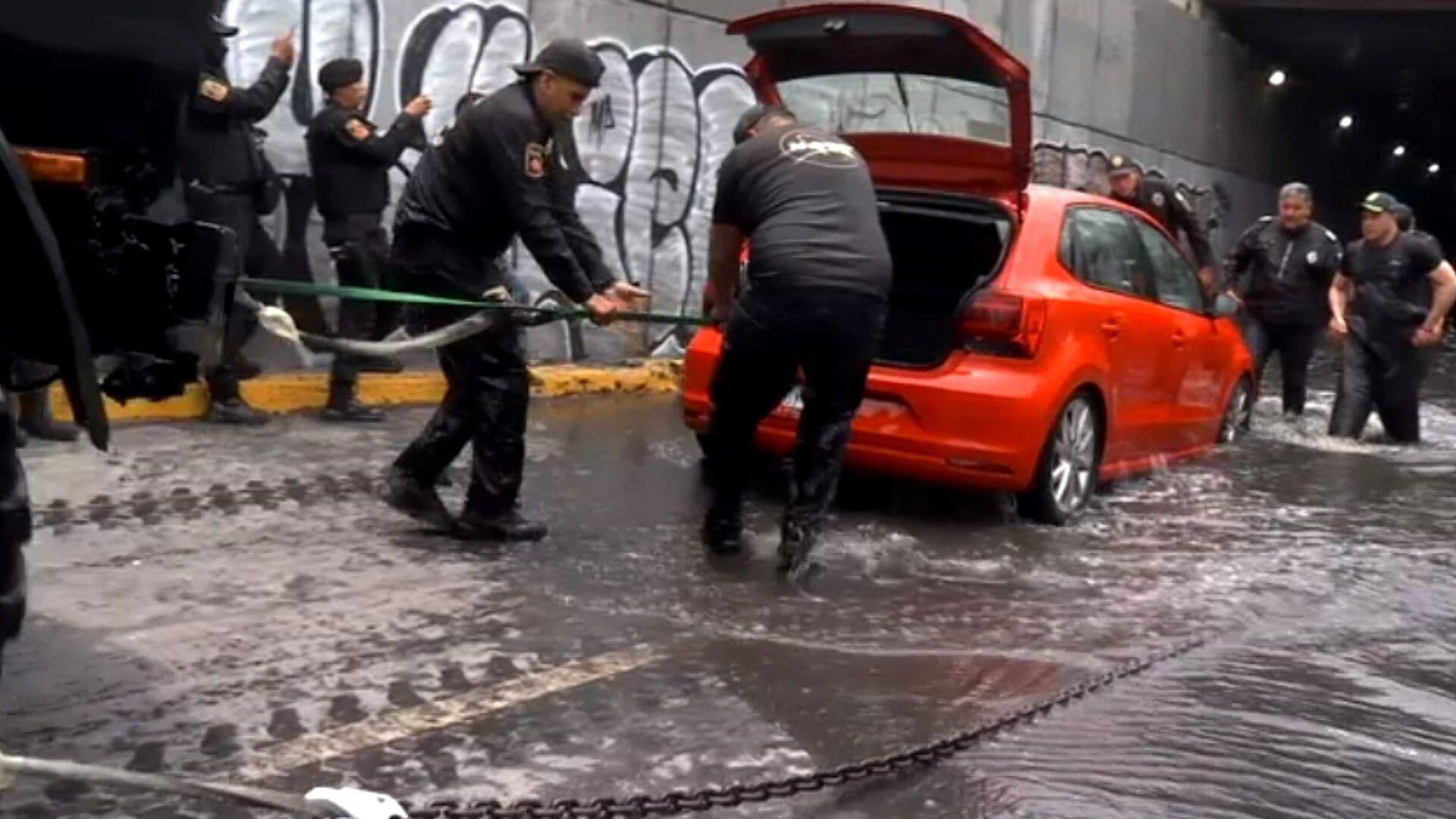 Martín Esperó 15 Horas para Que Rescataran Su Auto del Bajo Puente Inundado de Churubusco, CDMX