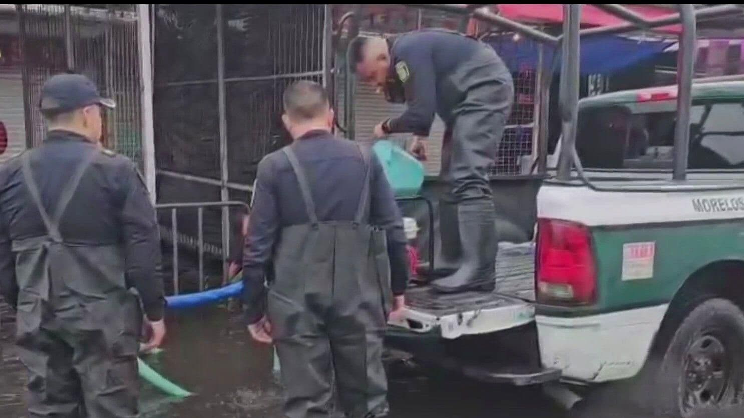 Policías de CDMX Desazolvan Coladeras de Eje 1 y Peralvillo por Inundación