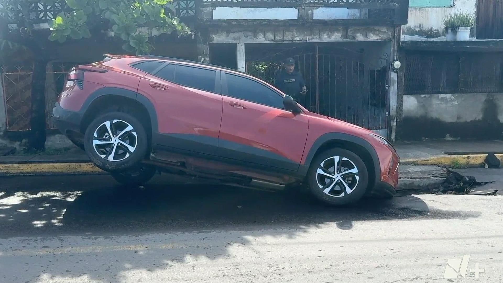 Automovilista Cae a Socavón en Colonia Adolfo López Mateos
