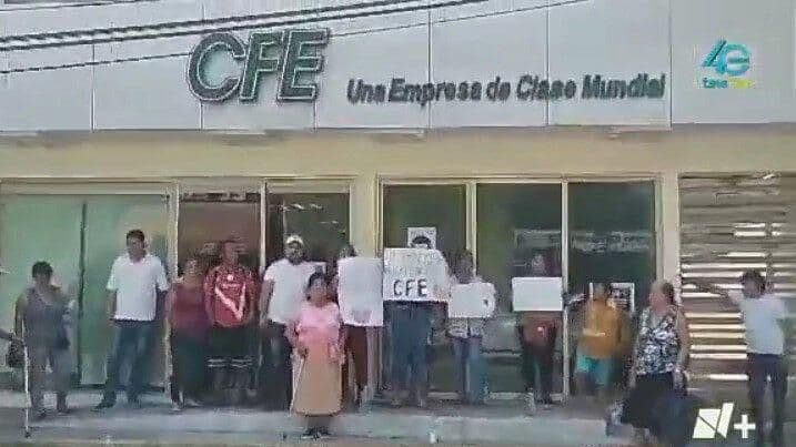 Bloquean Oficinas de CFE en Soledad de Doblado por Apagones