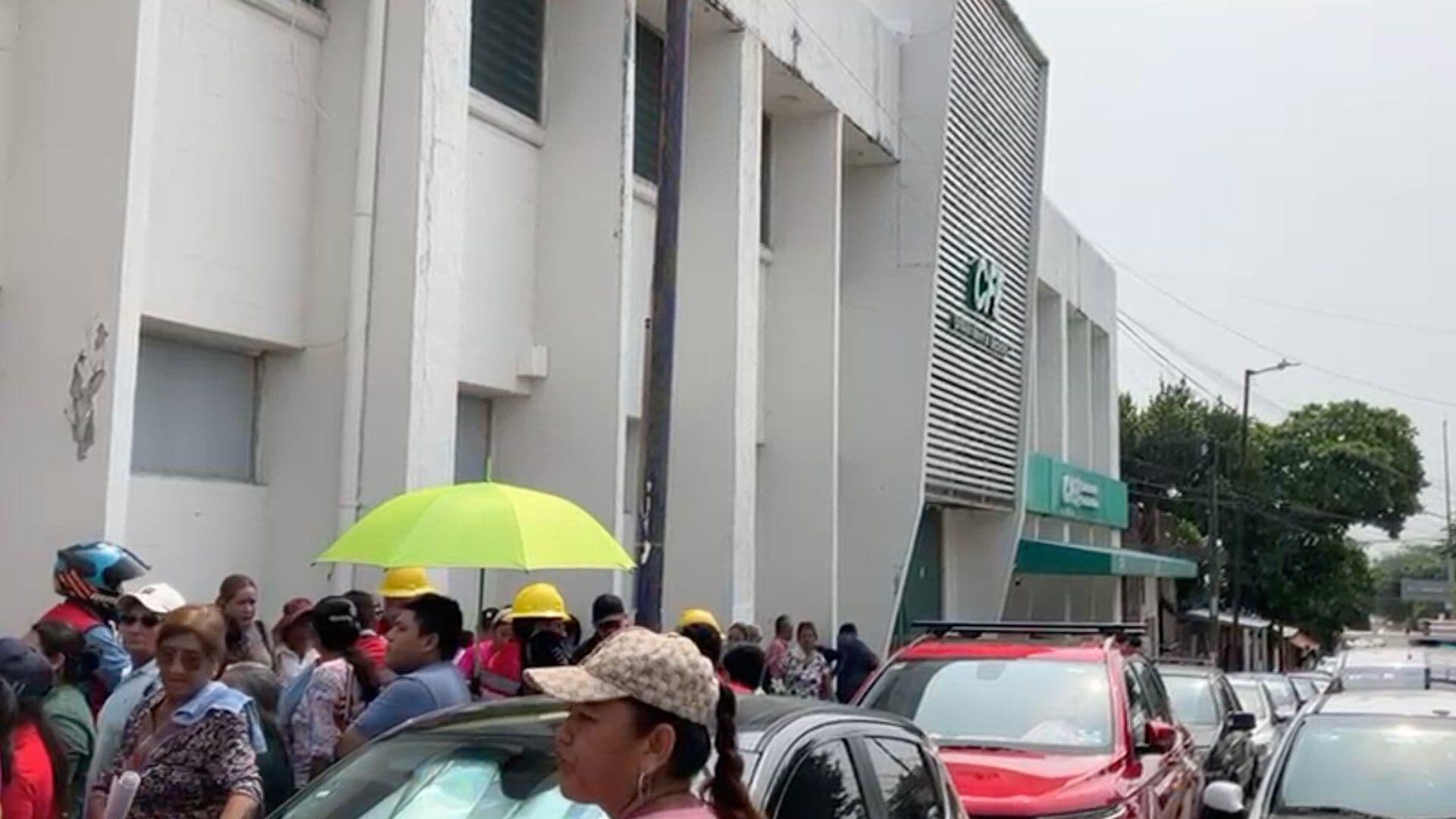 Habitantes de Villa Allende se Manifiestan en CFE de Coatzacoalcos