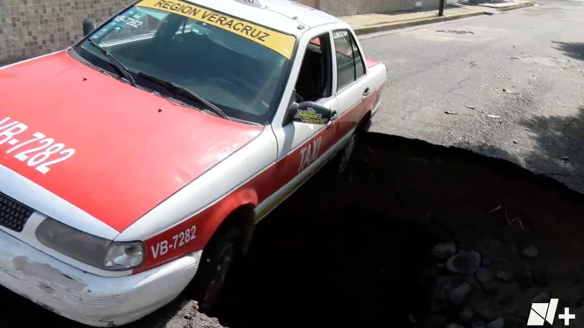 Taxi Cae a Socavón Gigante Formado en Colonia Chapultepec